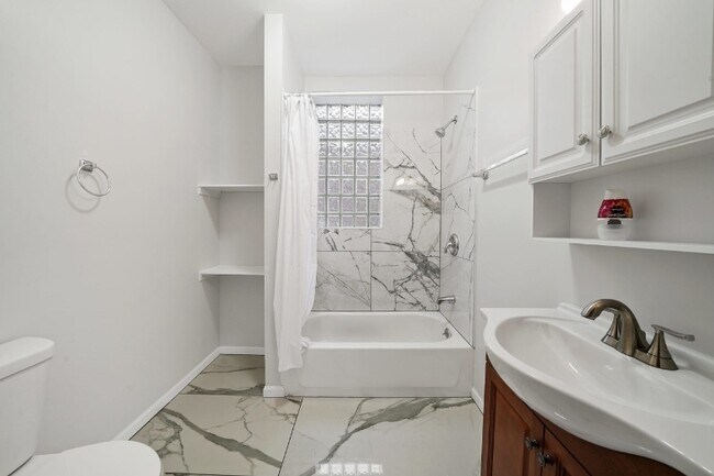 Building Photo - 2556 S Albany Ave