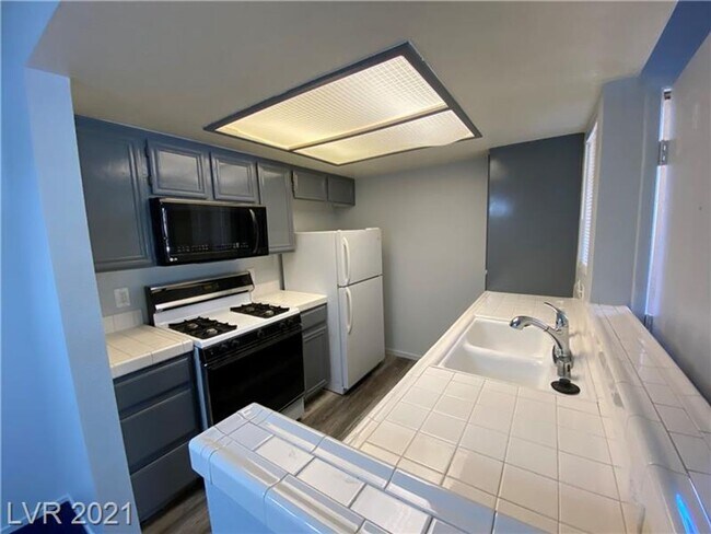 Building Photo - Cozy 1-Bed Condo in Gated 89128 Community ...