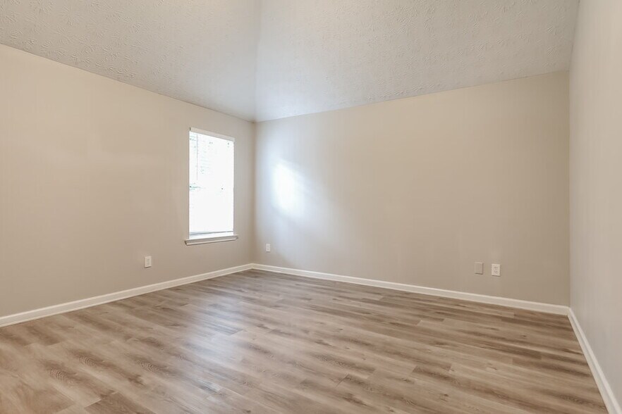 Building Photo - 550 Gardinia Dr