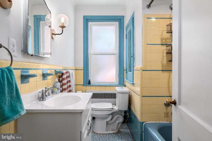 Main Bathroom - 5734 Woodbine Ave