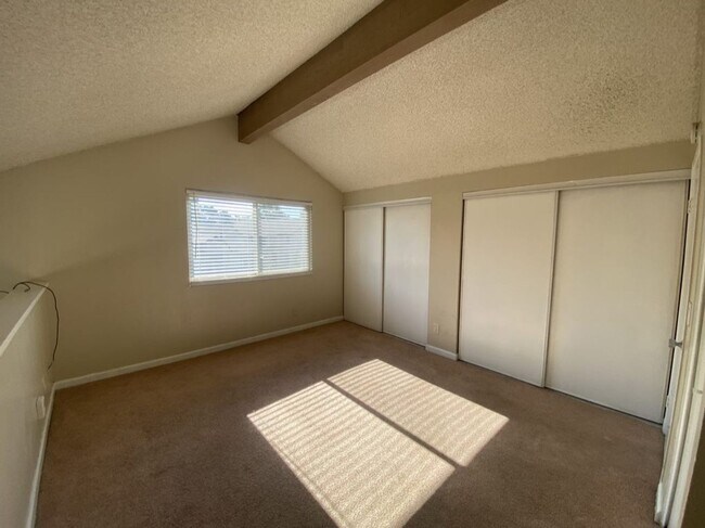 Building Photo - 3 Bed 2 Bath condo with a large master loft style bedroom