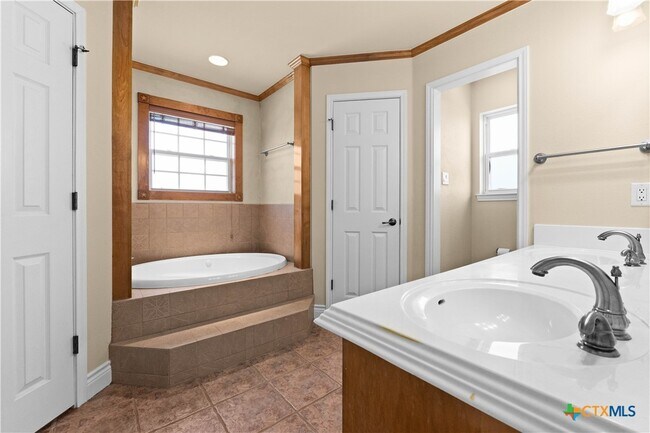 Building Photo - 336 Skyline Dr