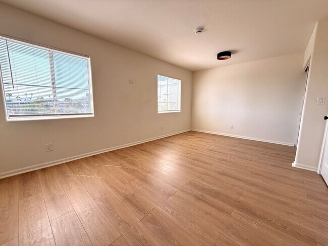 Building Photo - 1027 Coronado Terrace