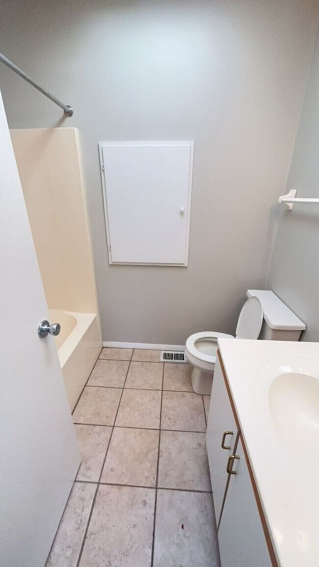 Building Photo - 2Br/2Ba Townhome in the J-town/Ferncreek area
