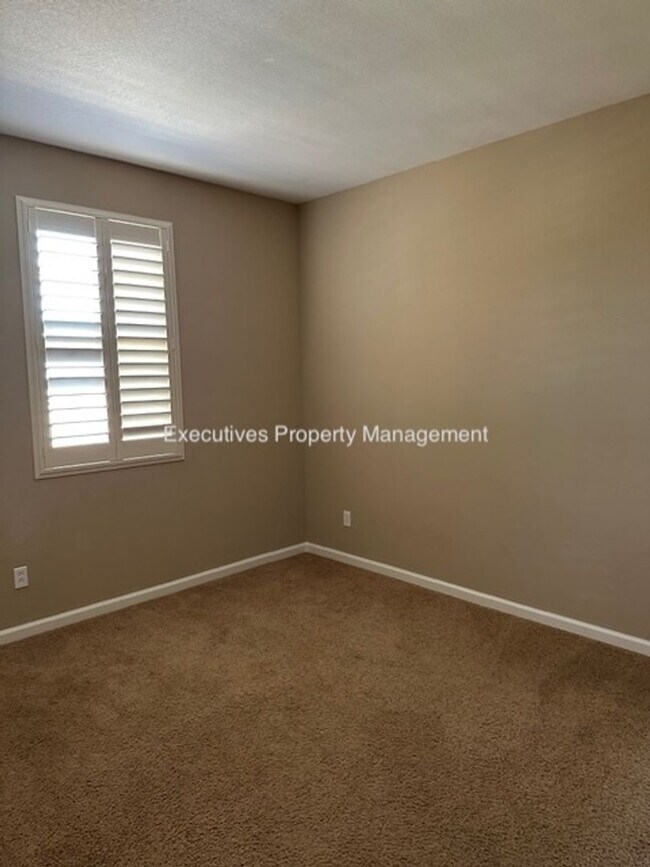 Building Photo - 518 Barclay Way