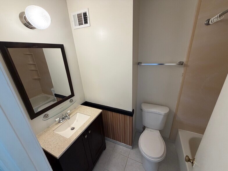 Building Photo - 9200 Weathervane Pl