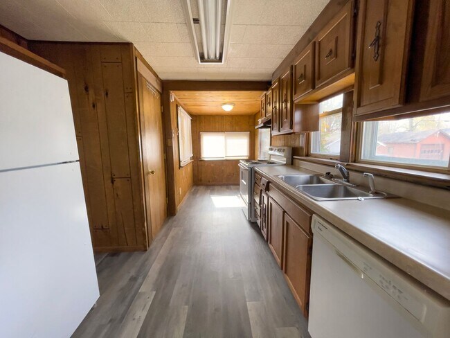 Building Photo - PRELEASING for AUGUST! Close to Campus