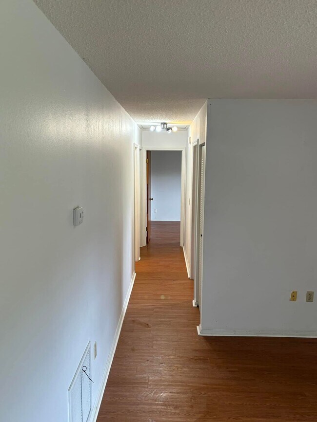 Building Photo - 321 E Primrose Ln
