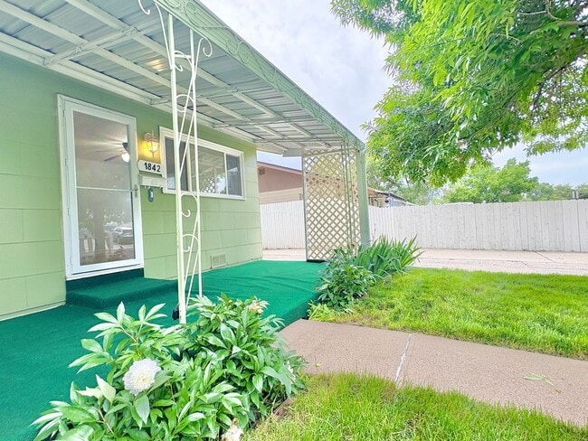 Building Photo - Immaculate, Updated, & Bright Home in West...