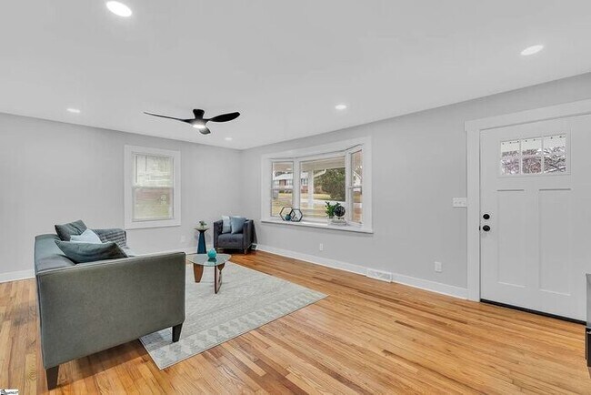 Building Photo - A 4-bedroom GEM!!