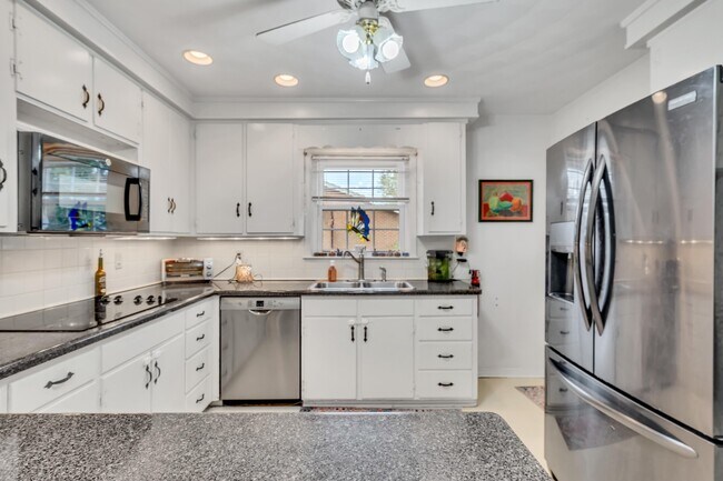 Building Photo - 6734 McKinney St