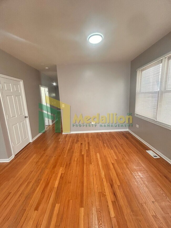 Building Photo - 5954 S Maplewood Ave