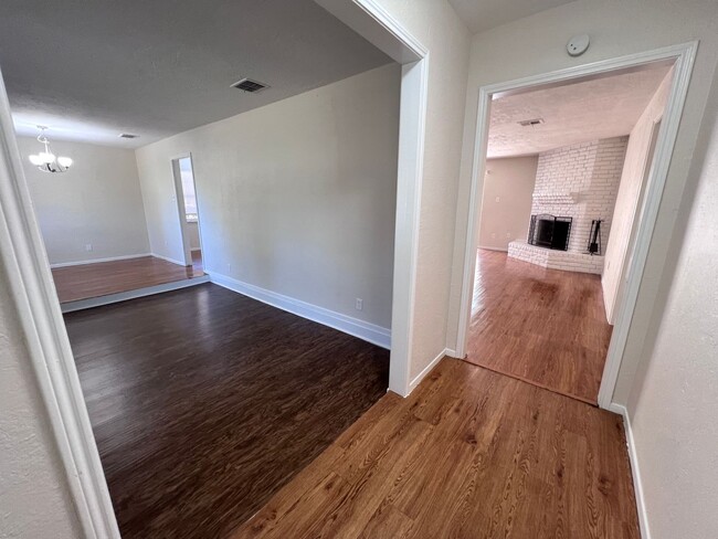 Building Photo - 4 Bedroom 2 Bathroom in Northwest Houston ...