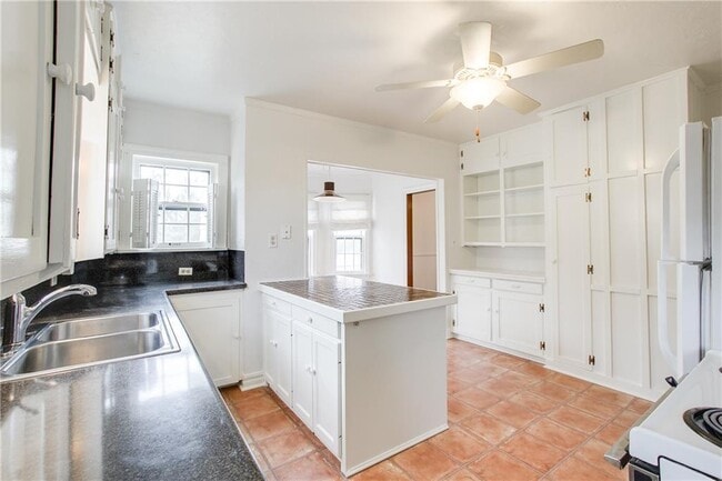 Building Photo - 1600 NW 38th St