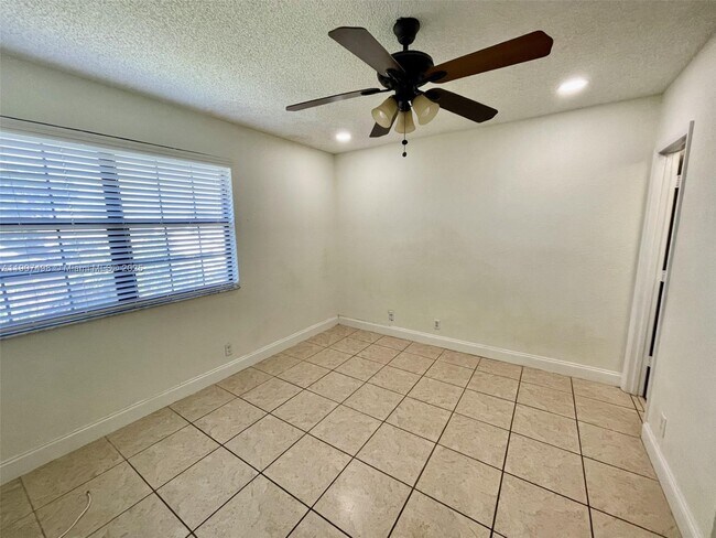 Building Photo - 2630 Riverside Dr