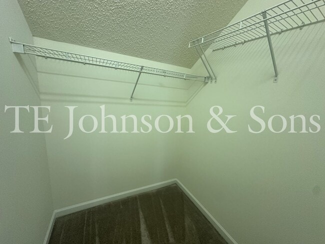 Building Photo - Spacious 3 Bedroom with Main Level Primary Suite