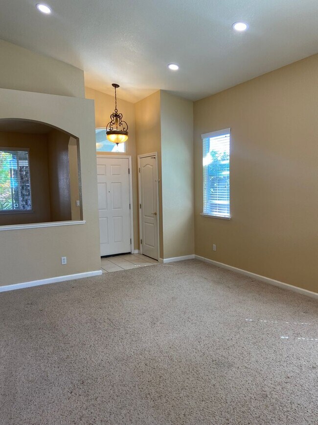 Building Photo - Chelsea Ridge - Broadstone. Walk to park, ...