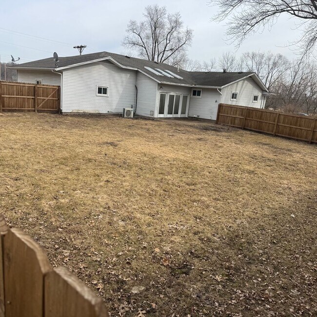 Building Photo - Spacious 3-Bedroom Home on Half-Acre Lot in Top-Rated Pleasant Valley School District!