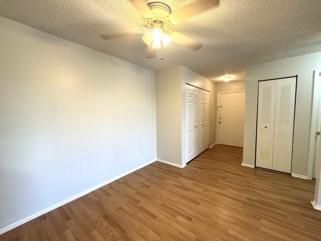 Building Photo - 652 Kenwick Cir