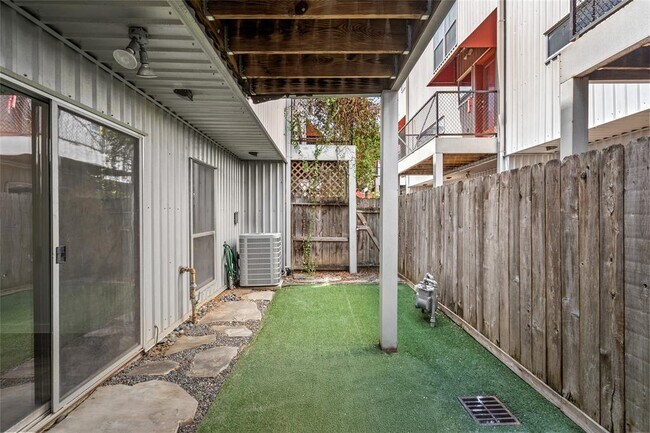 Building Photo - 811 Robin St