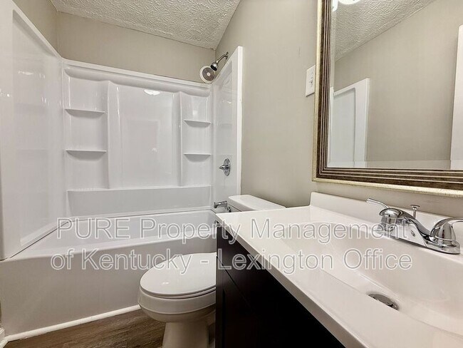 Building Photo - 829 Darley Dr