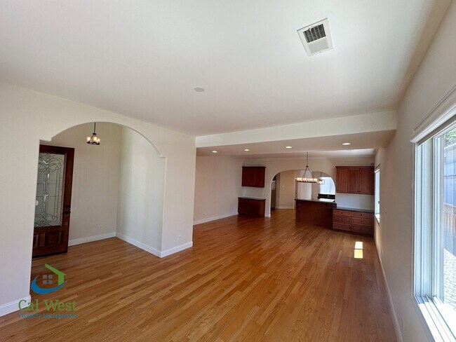 Building Photo - $7995 - Executive 4 bed, 3 full bath, Palo...