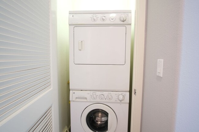 Building Photo - NOW AVAILABLE- NEW PRICE! Spacious 3-Bed, ...