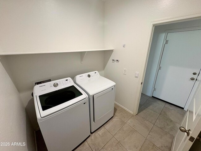 Building Photo - 1575 E Lardner Dr
