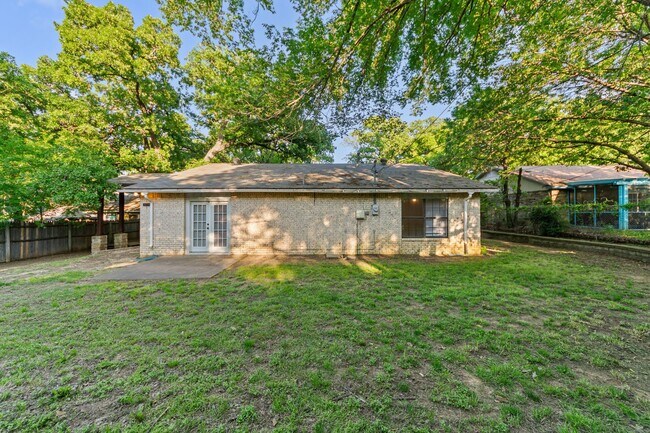 Building Photo - 121 Lake Vista W