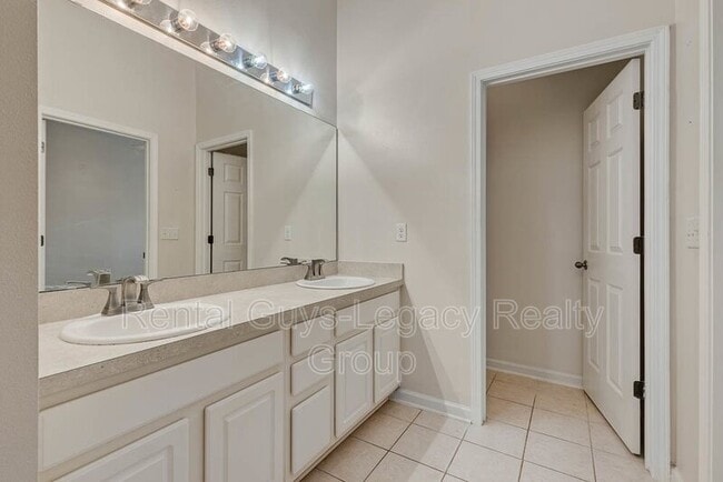 Building Photo - 5868 Pavilion Dr
