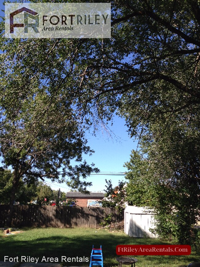 Building Photo - 2 br, 1 bath House - 640 W 5th St