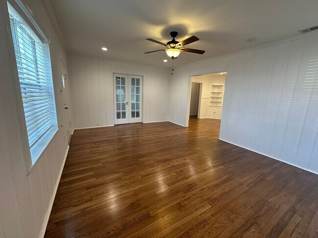 Building Photo - Bluebonnet Circle Charmer
