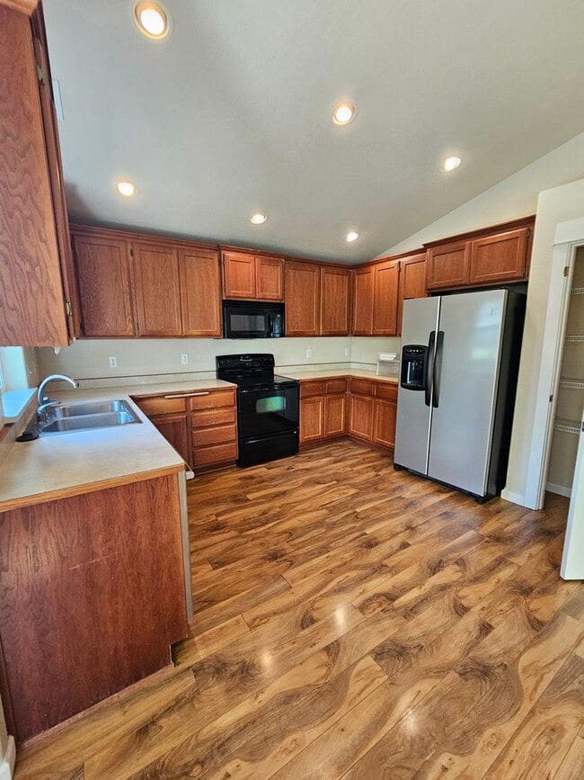 Building Photo - Beautiful Home near Schools and a Large Park!