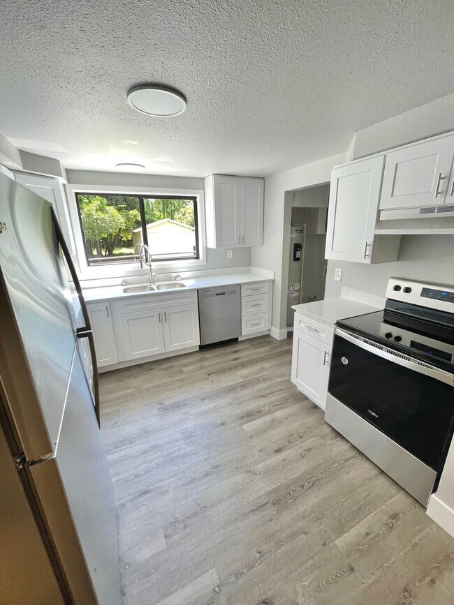 Building Photo - Newly Remodeled 3-bedroom 1 Bath, Spacious Home, All New Appliances and Flooring!