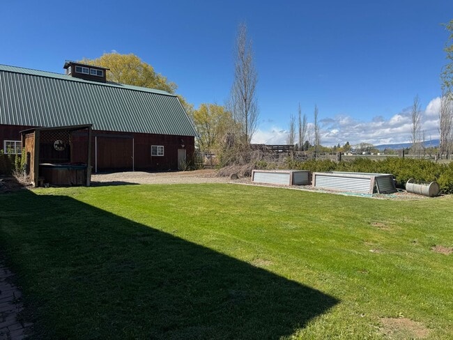 Building Photo - 3 Bedroom Home on Two Acres
