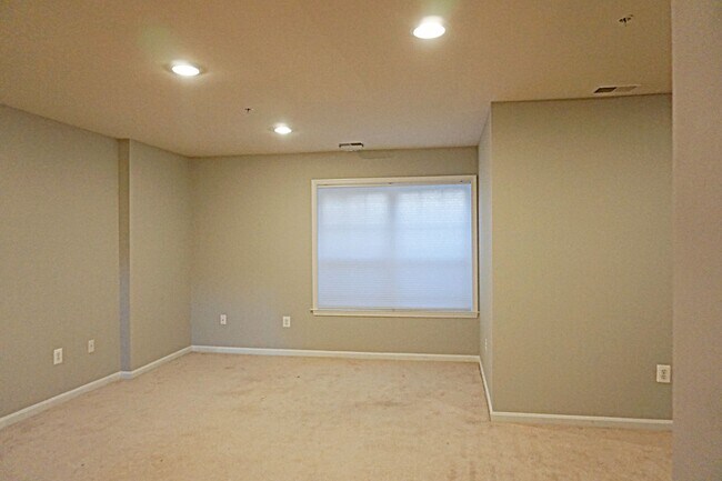 Building Photo - Exquisite Townhouse in Orchard Run Germantown