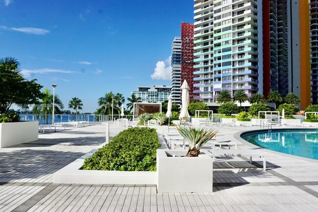 Building Photo - 1541 Brickell Ave