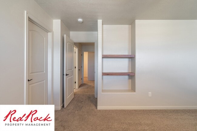 Building Photo - Lovely townhome with Community Pool!