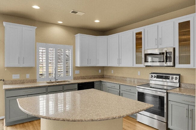 Building Photo - $2,400.00 - 4 Bed, 3.5 Bath Home in CO Springs with Great Community Amenities!