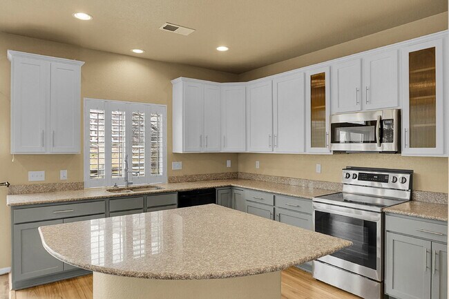 Building Photo - $2,500 - 4 Bed, 3.5 Bath Home in CO Springs with Great Community Amenities!