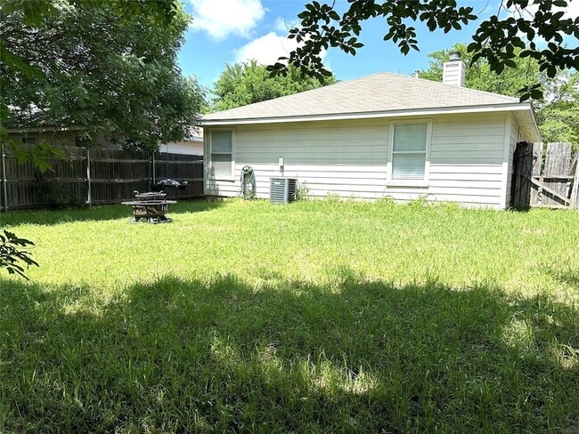 Building Photo - 822 Savage Dr