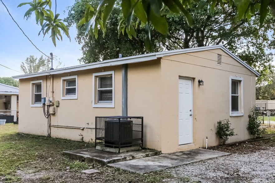 Building Photo - 2323 NW 12th Ct