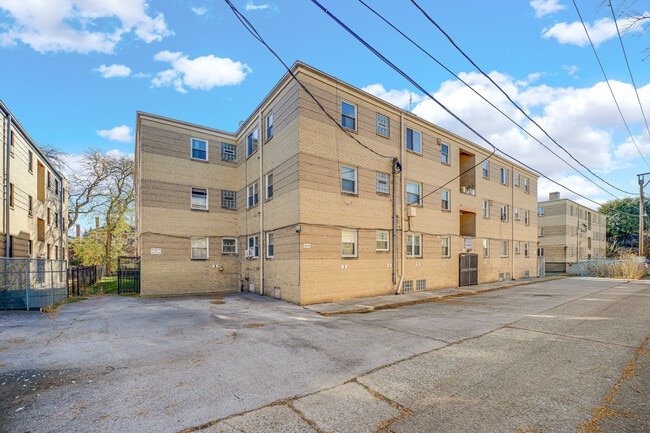 Building Photo - 2046 E 72nd Pl