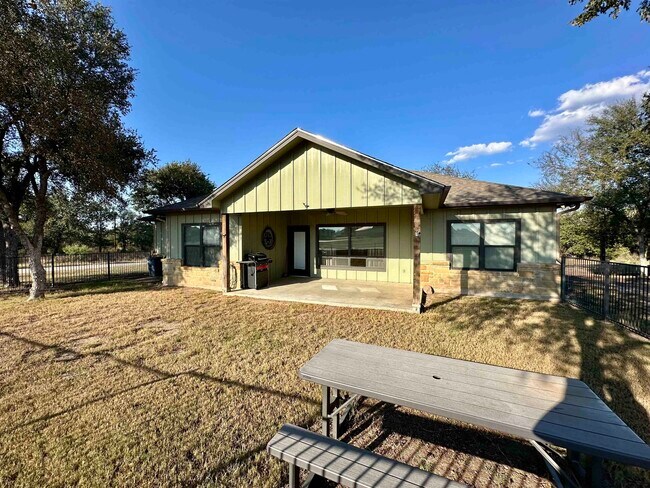 Building Photo - 405 Woodlawn Dr