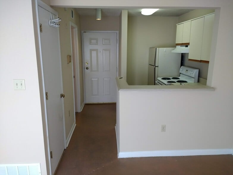 View into kitchen from LR - 1600 Park Cir