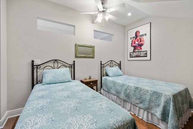 Building Photo - 2706 Fairway Dr N