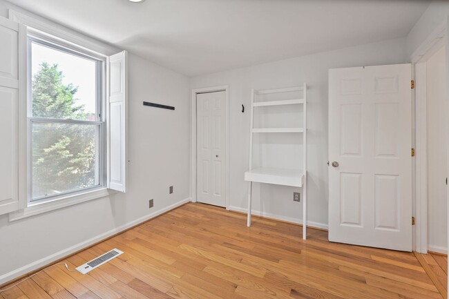 Building Photo - Available Now! 2 Bed 1.5 Bath Between Navy...