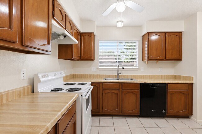 Building Photo - 16315 Dew Drop Ln