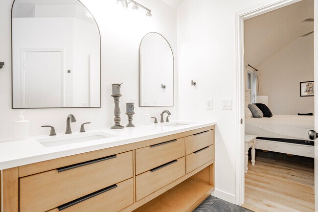 Building Photo - 323 Celia Cir