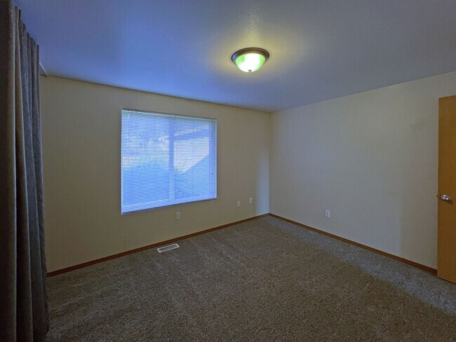 Building Photo - Price Drop!-Exceptional 2200 sq ft Three Bedroom 2 Bath Rambler in Fed Way - with A/C